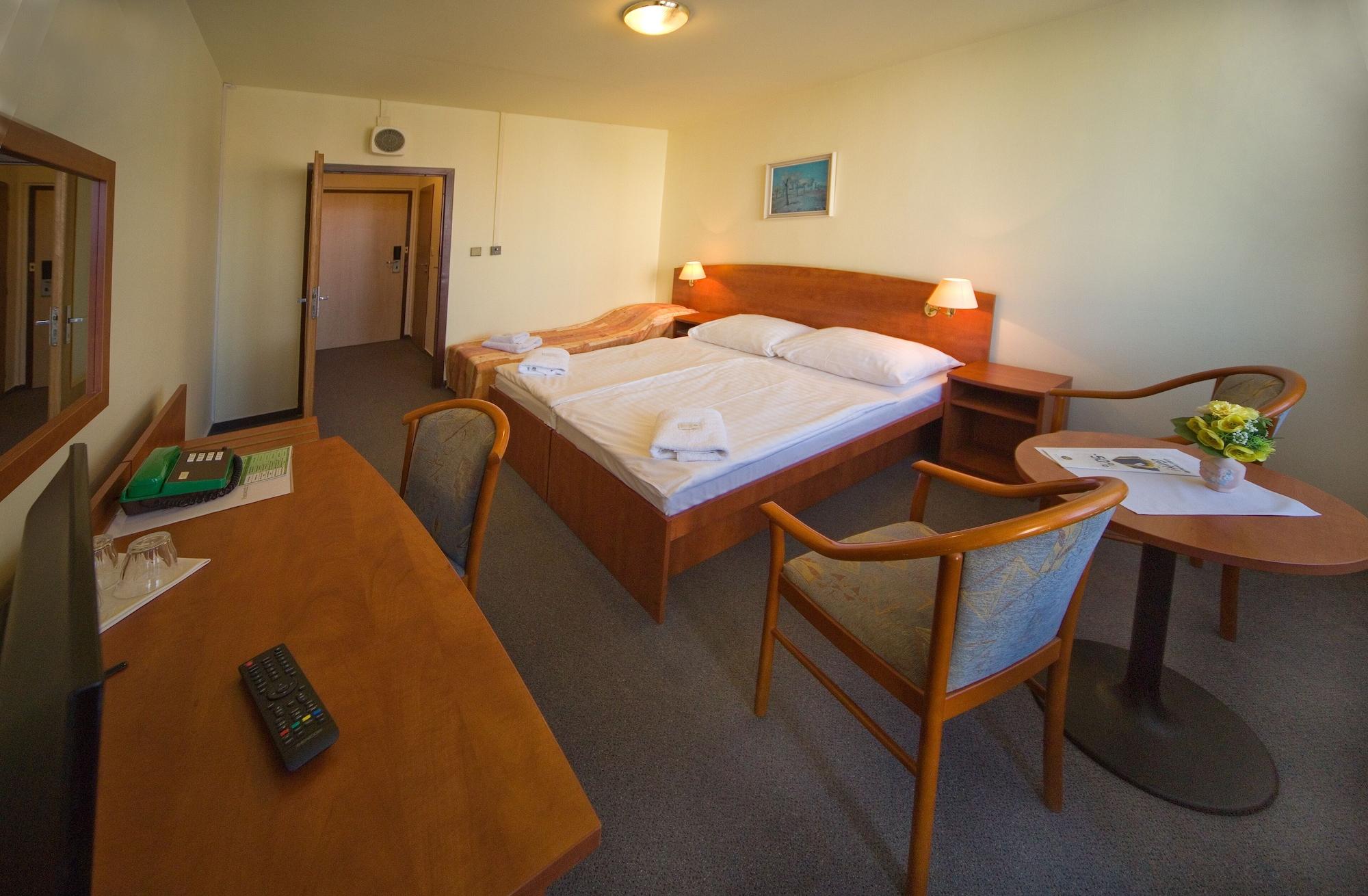 Hotel Krystal Прага Экстерьер фото